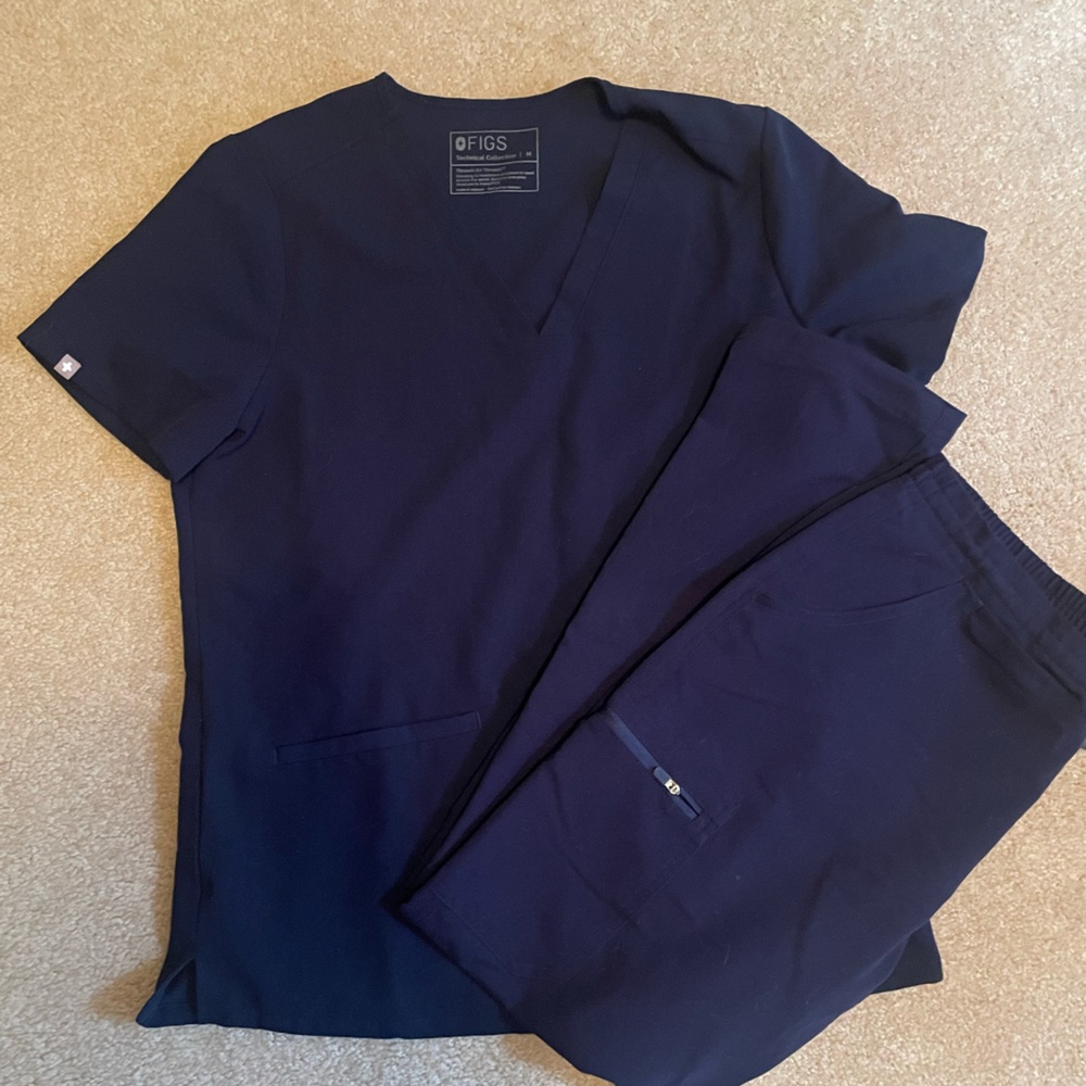 Women’s Figs scrub set in Navy